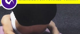 Exercise for toned tummy: lying leg pull in