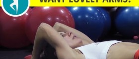 Exercise your arms with free weights on a fitness ball: triceps pushdown with dumbbells
